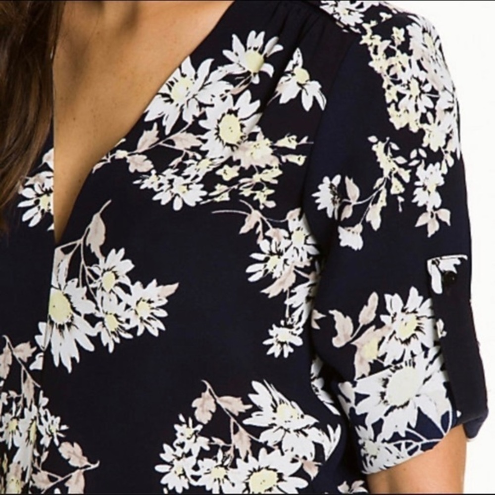 𝅺Le Chateau Daisy Romper - Picture 2 of 2